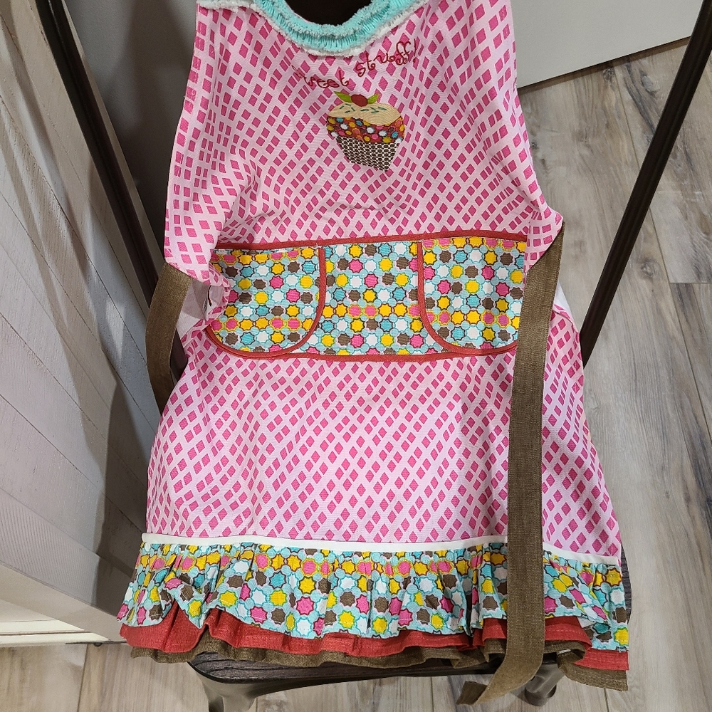 π§π§NEWπ§π§SUPER CUTE!! Sweet Stuff Cupcake Apron for young girl cookers π§π§ - Picture 1 of 16